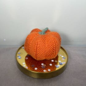 Knitted pumpkin item