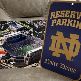 110 - Notre Dame Gift Set - Metal sign ox Arena, Movie, etc item