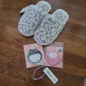 Children's cat slipper gift pack item