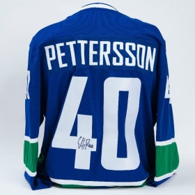 Elias Pettersson Autographed Jersey item