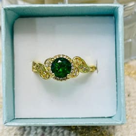 Emerald and gold coloured ring item