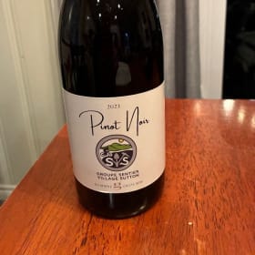 Bouteille de vin rouge Pinot noir item
