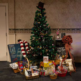 Tree 25-023 - "Cheers for the New Year" item