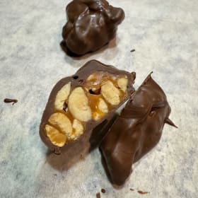 1/2 lb Peanut Caramel Clusters (Milk or White) item