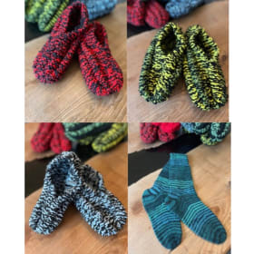 3 pantoufles douillettes et bas tricotés à la main (adulte) item