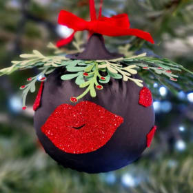 Christmas Kisses item
