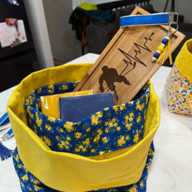 Bright blooms and bold blues meet rustic charm! - 18U Bowman item