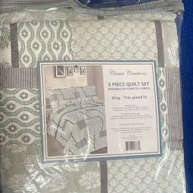 Modern three piece King size quilt set item