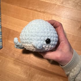 Baleine blanche et bleue (tricot) item