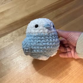 Oiseau blanc et bleu (tricot) item