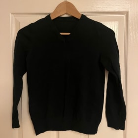 Green V-neck knitted jumper size 9 years item