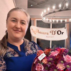 Fleurs D'Or -- Box of roses and carnations item