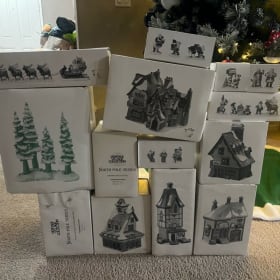 Heritage Village North Pole Series Dept 56- (Like New) item