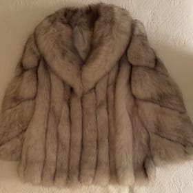 Elegant Silver Fox Fur Jacket – Fully Lined item