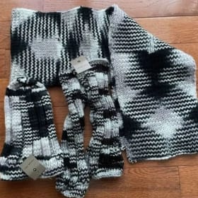 50$ - Ensemble 3 pièces en tricot pour femmes item