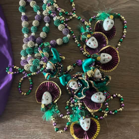 2000 Washington Mardi Gras Cloth Bag and Necklaces item