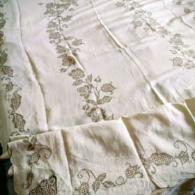 Linen Table Cloth and Napkins item