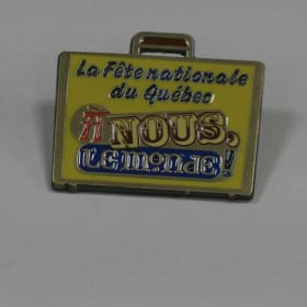 Épinglette valise jaune « À nous le monde » item