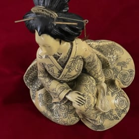 Japanese Geisha Statuette item
