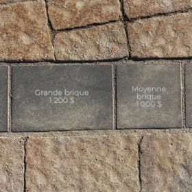 Gravure sur moyenne brique de pavé - Diplômé.e.s seulement item