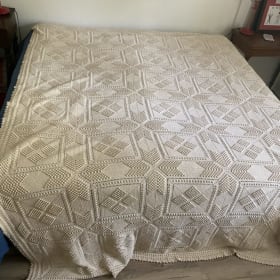 1950‘s Hand tatted/crocheted coverlet in excellent condition item