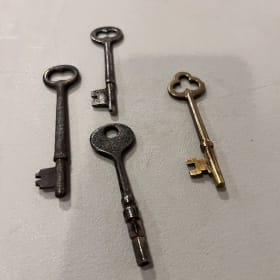 4 vintage skeleton keys item