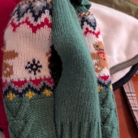 Green doggy Christmas jumper, size small item