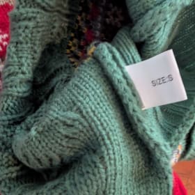 Green doggy Christmas jumper, size small item