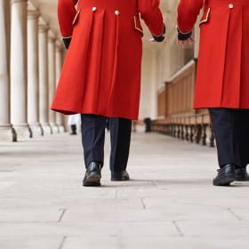 Private tour of Chelsea Hospital plus lunch for 4 item