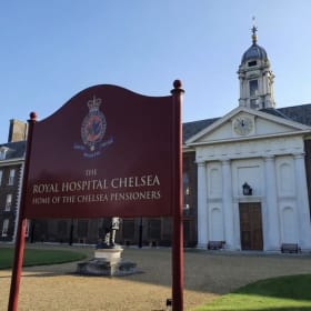 Private tour of Chelsea Hospital plus lunch for 4 item