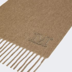 Private shopping experience at l'Essentiel & Max Mara Scarf item