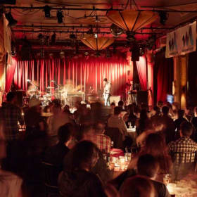 Soirée pour quatre au Cabaret du Lion d’Or item