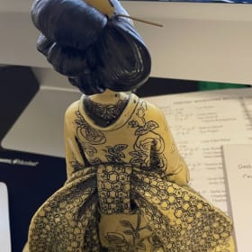 Japanese Geisha Statuette item