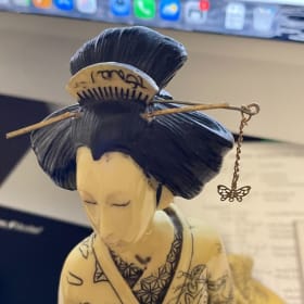 Japanese Geisha Statuette item