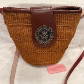 33: Sisal and leather hand bag (tan) item