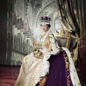 #38 1000 Piece Queen Elizabeth Puzzle item