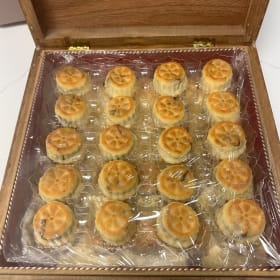 Mozaic Box  (Large) with Sweet Treats item