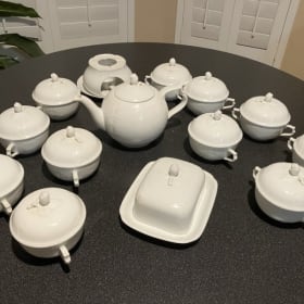 China Tea set with 11 cups & lids item