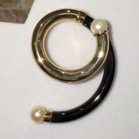 43. 14K Gold, Onyx & Pearl pin item
