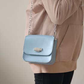 Light blue small purse with silver chain item