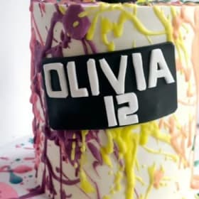 The Cinnamon Bee - Custom Cake (15-20 ppl) item