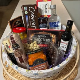 #6 - Gourmet Picnic Basket item
