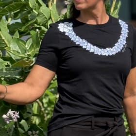 Womenʻs T-shirt item