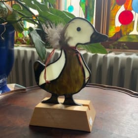 Canard à plume en vitrail sur socle item