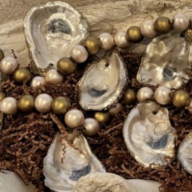 Grand Oyster Shell and Garland item