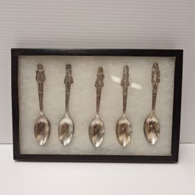 HH5 - Vase and Collector's Spoons item