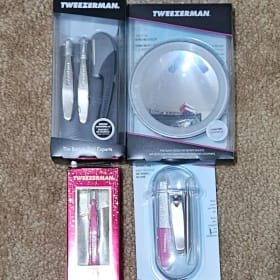 Tweezerman Beauty Bundle – Lighted Mirror & Grooming item