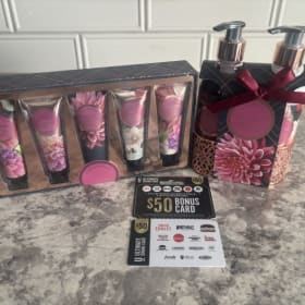 $50 gift card and hand lotion set item