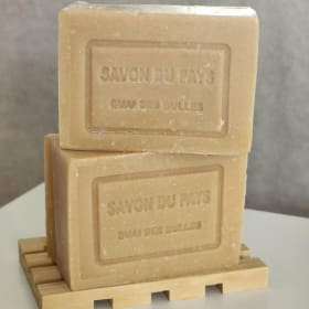 2 savons du pays et 1 porte-savon en bois item