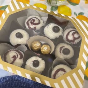8 ct- cupcakes item